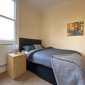 Spacious Victorian Studio Flat Homestay