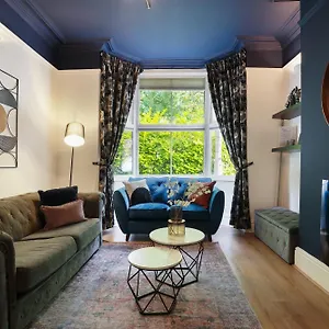 Centre Racecourse Retreat: Family & Contractor-friendly 3-bed Holiday home